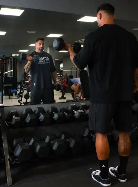 Maikel entrenando con mancuernas