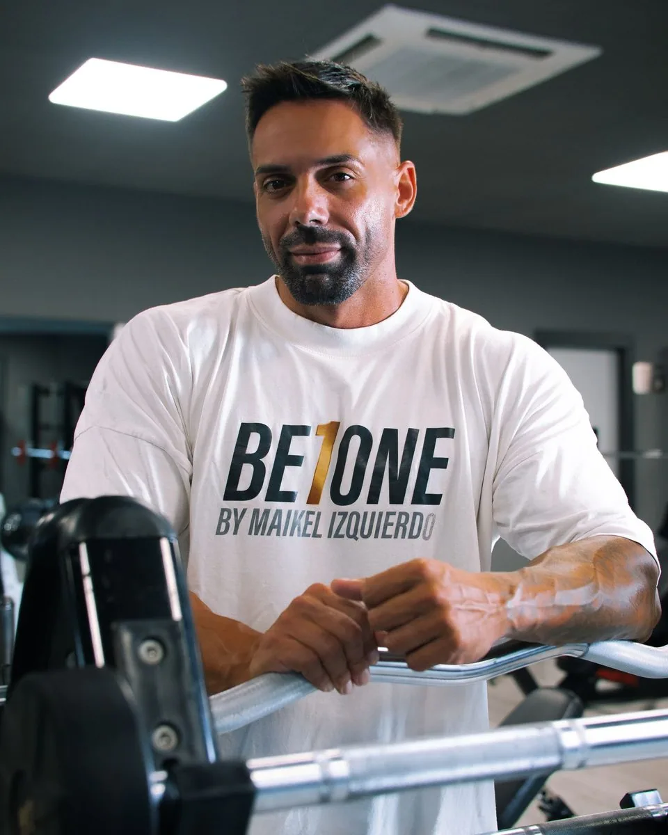 Maikel Izquierdo con la camiseta de Be1one en el gimnasio